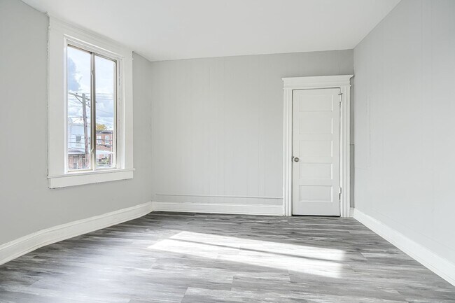 Building Photo - 400 N Hilton St