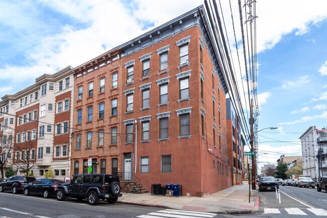 Building Photo - 201 Madison St