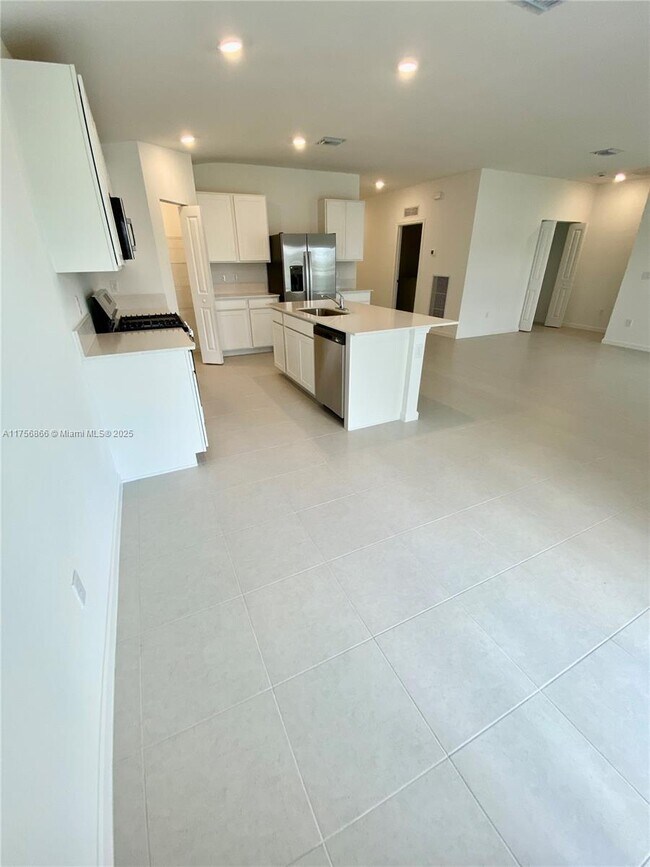 Building Photo - 5971 Pickering Dr