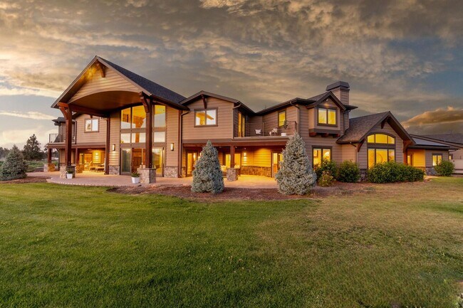 Building Photo - Stunning Tumalo Estate-6 Bed - 7.5 Bath ov...