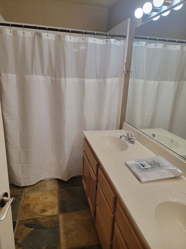 Building Photo - BEAUTIFUL MOUNTAIN VIEW 4BED/3BATH PLUS DE...