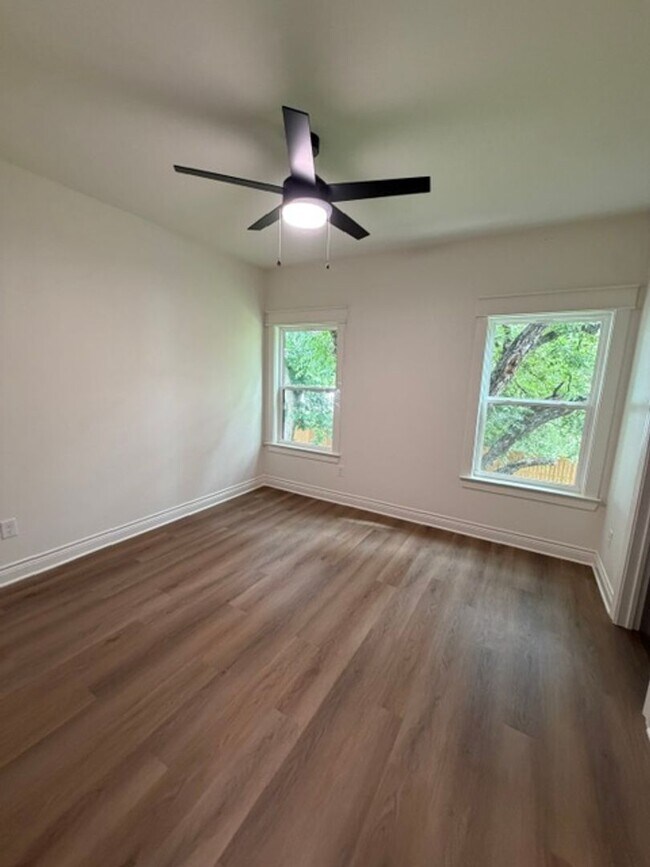 Building Photo - 307 Live Oak St