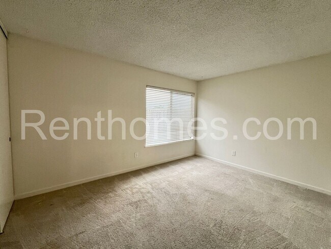 Building Photo - 11303 Kelowna Rd