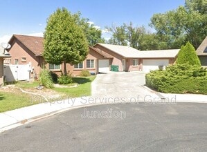 Building Photo - 3018 Oakwood Dr