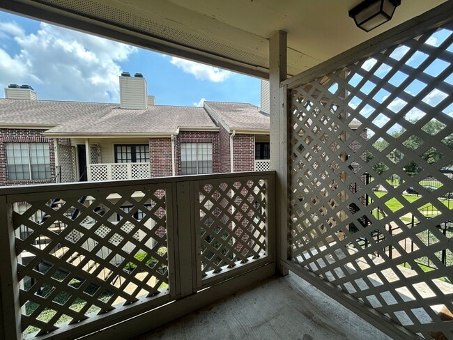 Building Photo - well-kept condo features 2 spacious bedroo...