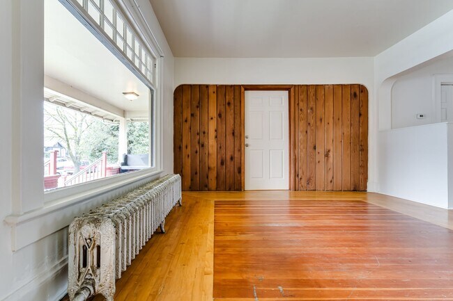 Building Photo - 4 Bedroom Ground Floor Apartment in Westside Neighborhood