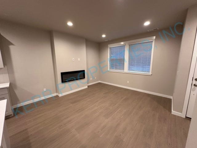 Building Photo - Spacious 3-Bed Townhouse with 2.5 Baths in Charming Happy Valley!