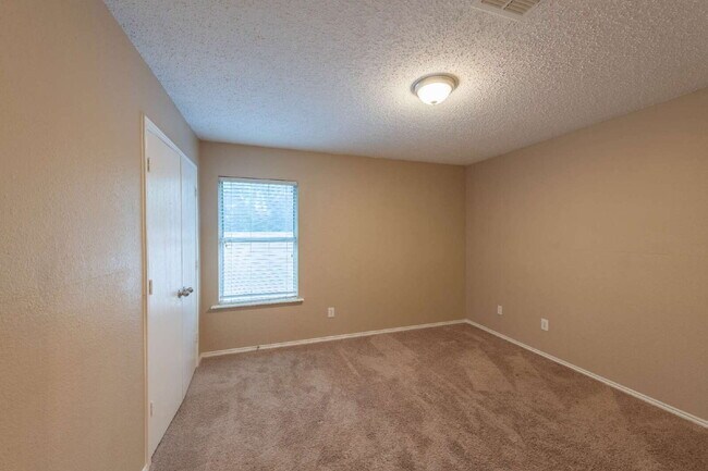 Building Photo - Great Location!