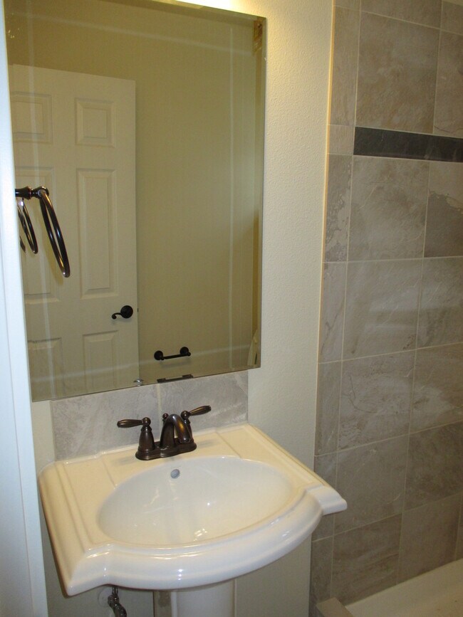 Building Photo - Beautiful Three Bedroom in South Salem