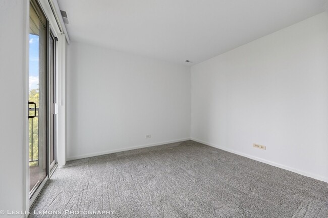 Building Photo - 5950 Oakwood Dr