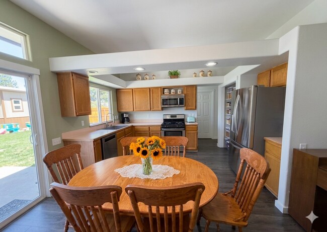 Building Photo - CHARMING & STRESS-FREE LIVING IN NORTHWEST MERIDIAN