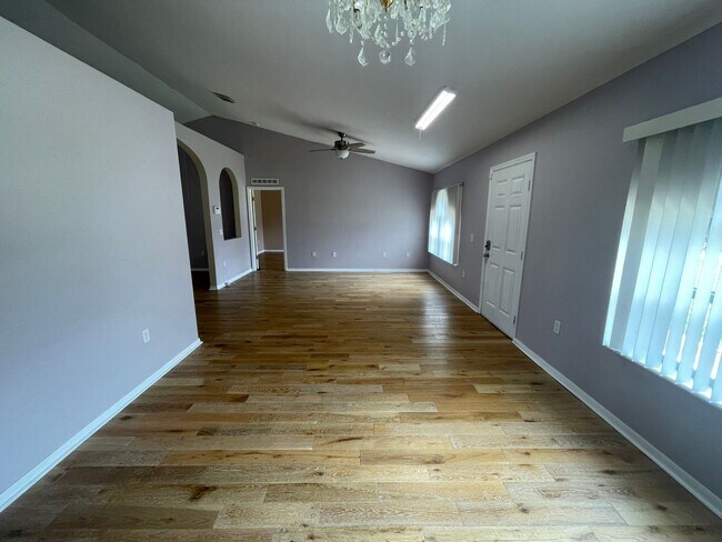 Building Photo - Great Home Great Location - 4 br 2 1/2 bath