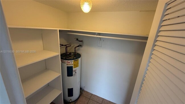 Building Photo - 2751 N Palm Aire Dr