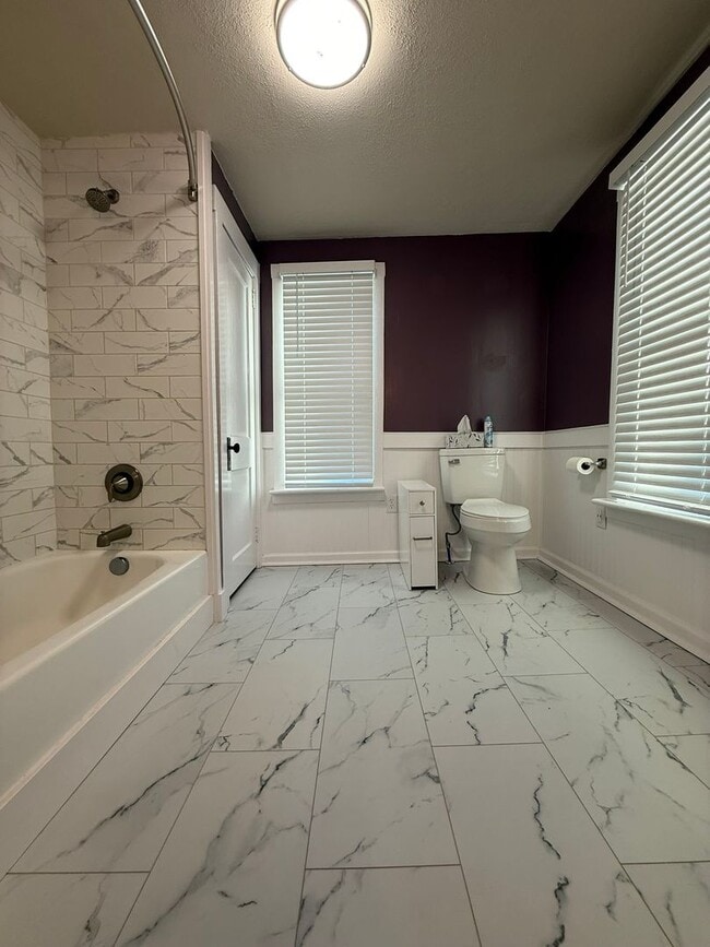 Building Photo - 960 Maple St