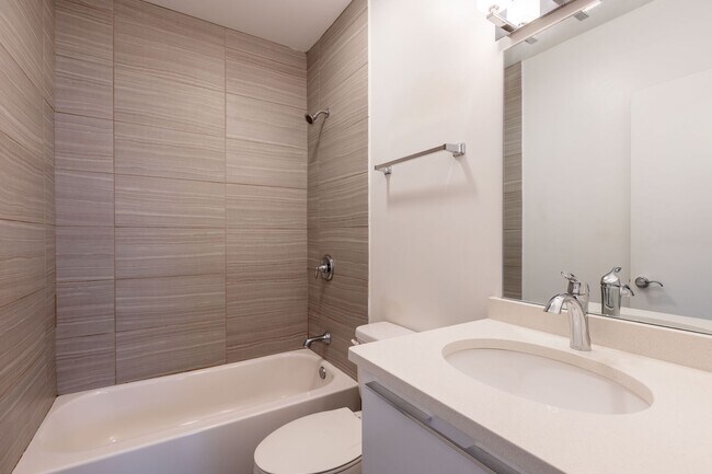 Building Photo - Spacious 3 Bed 2 Bath Duplex Up, In unit W/D in Humboldt Park!