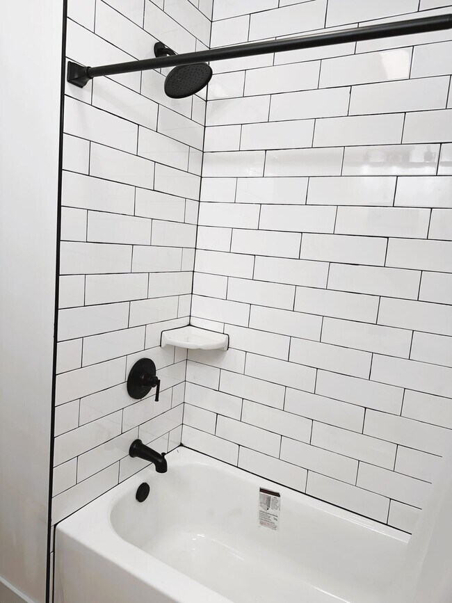 Building Photo - Beautifully Upgraded 4 Bedroom, 2 Bath! Do...