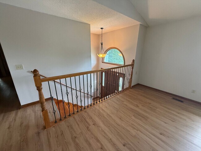 Building Photo - Big on Space. Big on Convenience. Big on Comfort.