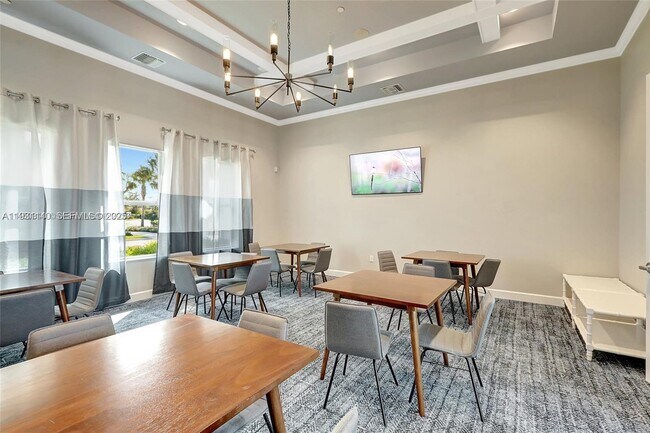 Building Photo - 400 SE Mulberry Wy