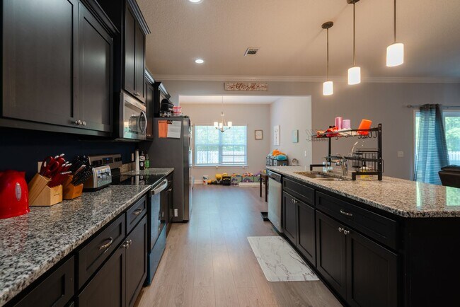 Building Photo - Spacious 4 Bed, 4 Bath Home in HOA Community