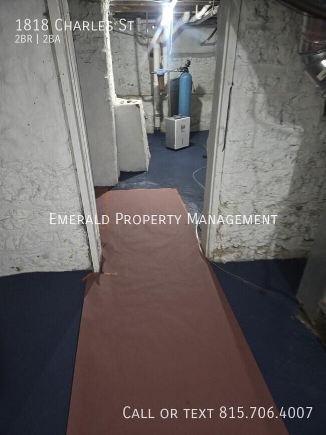 Building Photo - 1818 Charles St