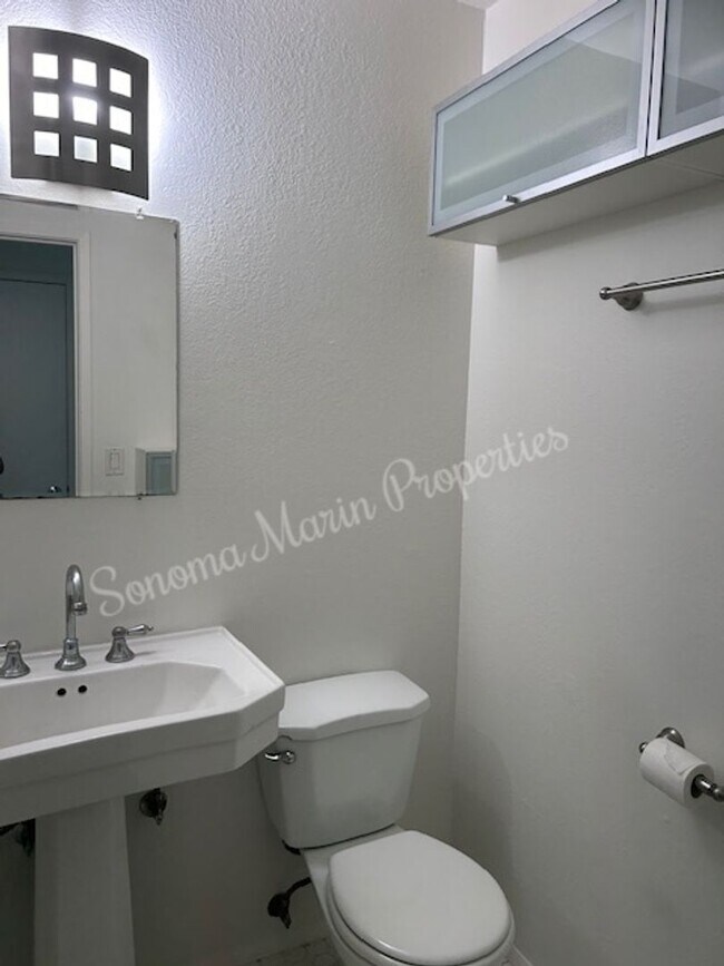 Building Photo - Spacious 2 bedroom, 1.5 bath condo in Ever...