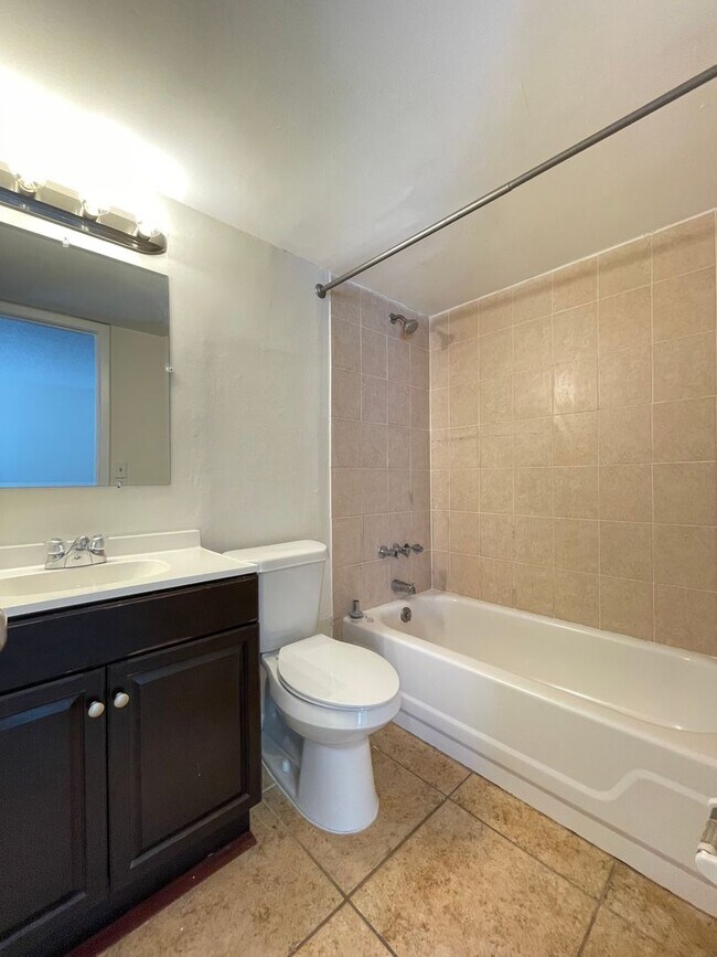 Building Photo - Updated One Bedroom, One Bath Apartment in...