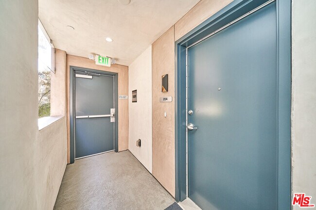 Building Photo - 951 S Wilton Pl