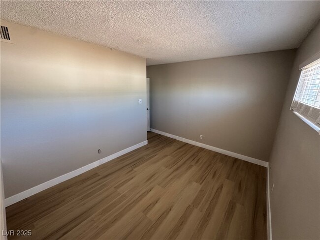 Building Photo - 1300 E Nelson Ave