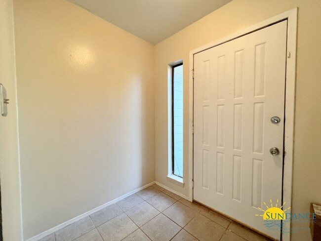 Building Photo - End unit 2 Bedroom Townhome with nice upda...