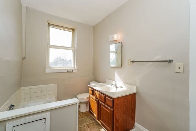 Building Photo - 20 Vernon Ave