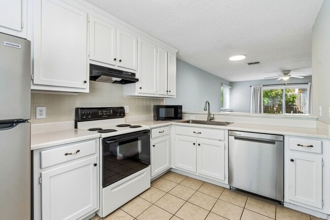 Building Photo - Adorable Beach Townhouse Close to Downtown