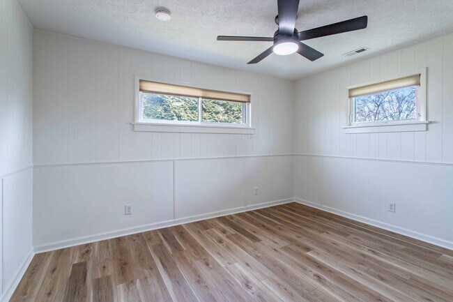 Building Photo - Close to Hike/Bike Path