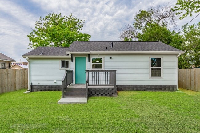Building Photo - 415 7th Ave N