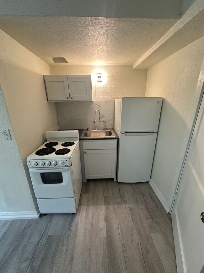 Building Photo - Newly Renovated Studio Apartment in the Heart of Waikiki!!!