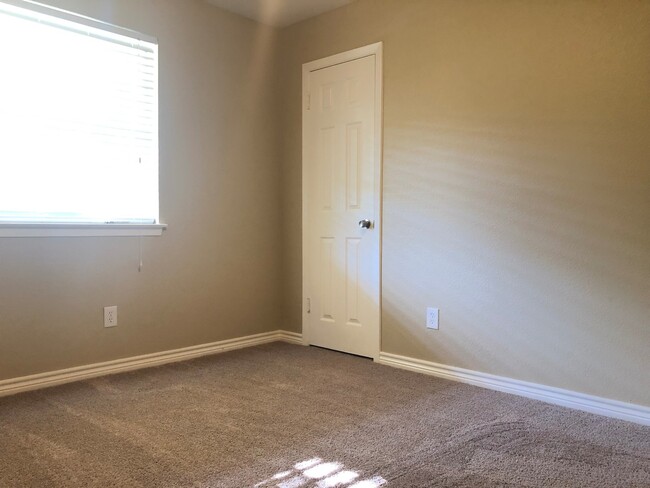 Building Photo - 4 Bedroom / 2 Bath / 2 Car Garage