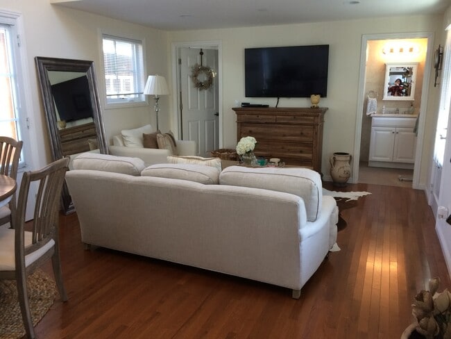 Building Photo - Beautiful Cottage Studio In Old Palo Alto