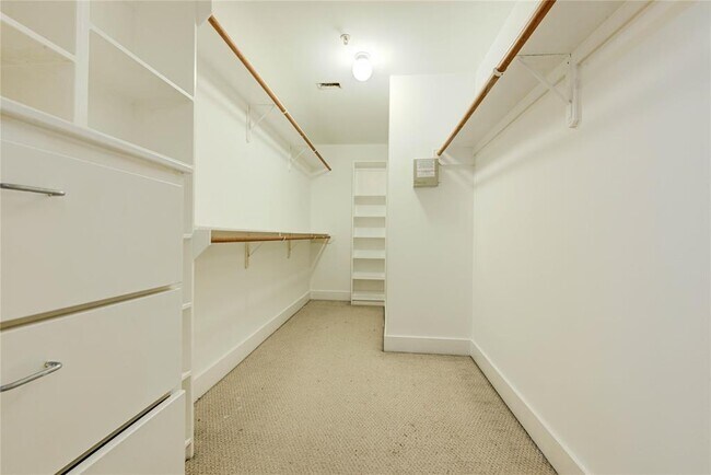 Building Photo - 8715 Meadowcroft Dr