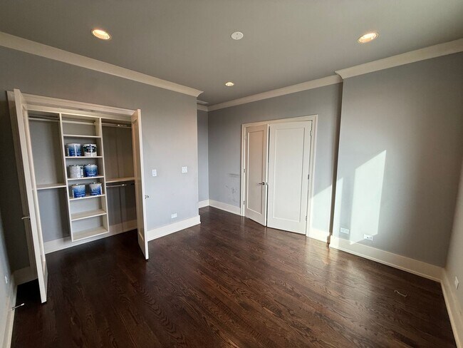 Building Photo - Luxury 3BR/2BA Condo – Prime Hyde Park Location, Modern Finishes