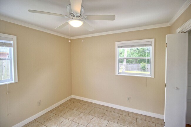 Building Photo - 323 Elm Dr