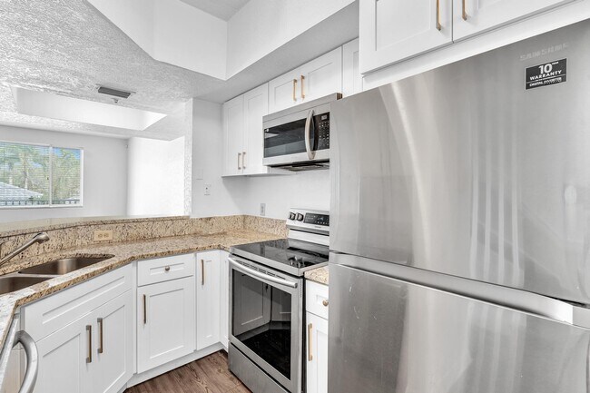 Building Photo - 725 SW 148th Ave