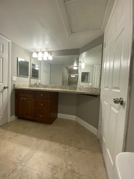 Building Photo - 2820 N Oakland Forest Dr