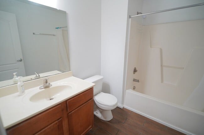 Building Photo - 3 Bed / 3 Bath Condo in Gated Community