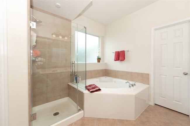 Building Photo - 1914 Lakeside Xing