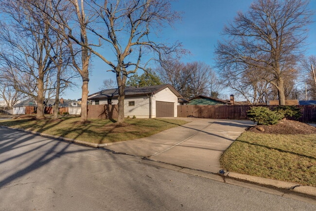 Building Photo - 4094 S Eaton Ave