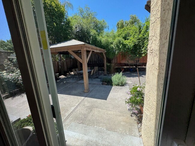 Building Photo - Fully remodeled home, Pet friendly with A/...