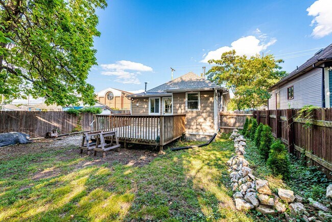 Building Photo - Darling 3 Bed 1 Bath Home