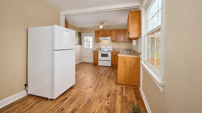 Building Photo - For Rent: 2BR, 1BA duplex