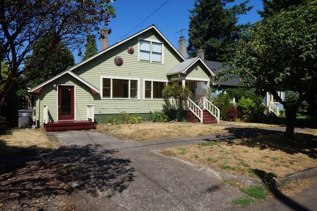 Building Photo - NE Portland 3 bedroom Rose City Park