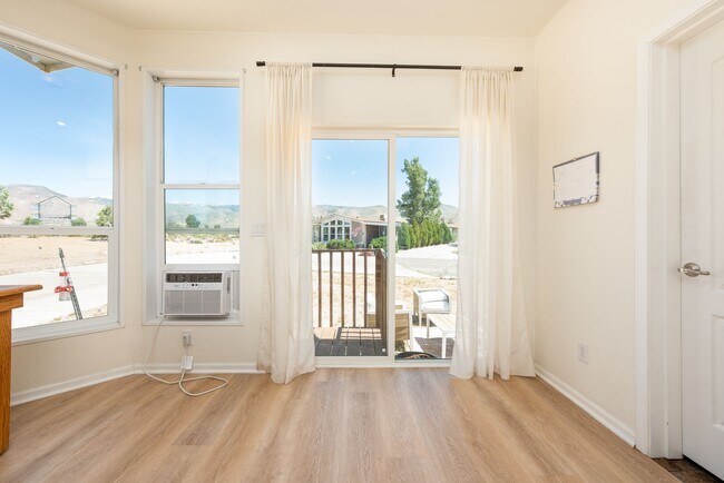 Building Photo - Cozy Upgraded Home w/ Panoramic Mountain V...