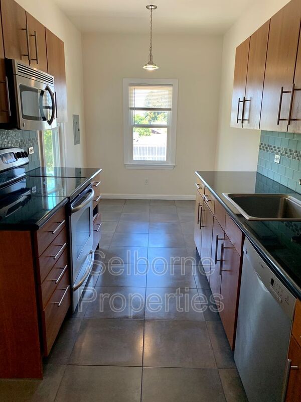 Building Photo - 507 Forest St